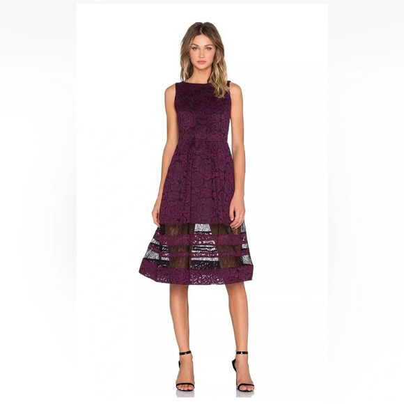 Alice + Olivia Odelia Lace dress NWT Size: 2